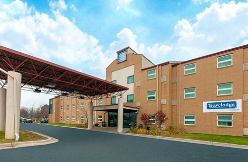 Romulus Hotel | 2-Star Hotel ∙ Travelodge by Wyndham Romulus Detroit Airport