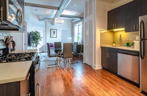 Near South Side Apartment | 2001 - 3B (July) · Near McCormick Pl 420 friendly 3BR w opt Parking