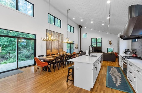 Shorewood-Tower Hills-Harbert House | (2027 NOW OPEN!) Sawyer Stunner With Hot Tub, Sauna & Close To Beach!
