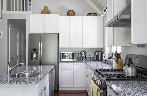 Cedar House | '26 Fall and '27 Summer -BOOK NOW! - Central Location - clean & modern rental!