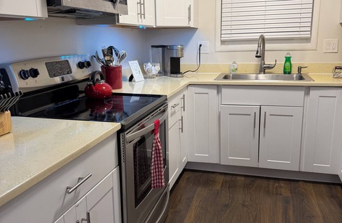 Clawson House | 2Br/1Bth/Office/EV charger near Royal Oak/Berkley/Bgham - Monthly