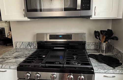 Detroit House | 2BR 3 Queen Kitchen Safe & Quiet 10 min from DWNTN smart’s tv wifi AC