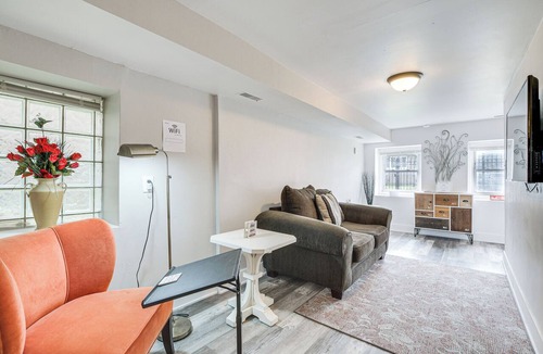 Woodlawn Apartment | 2MI to Obama Center - Pet-Friendly near UOC!