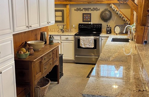 Glencoe House | 3+ acres, fast wi-fi, garage parking, Koi pond