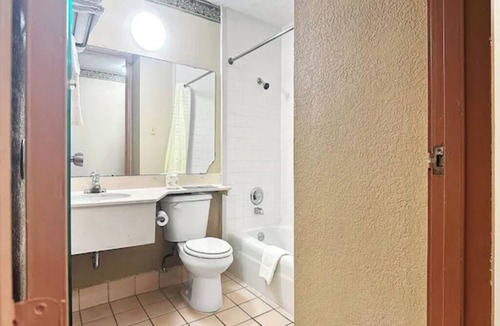 Whitehaven Hotel | 3 Affordable Rooms Near Graceland - Perfect for Family Adventure | Free Parking