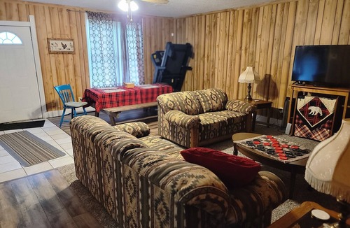Johnston City Cottage | 3 Bdr Getaway Hunters, Fishermen, Racers Vendors parking for your equipment!
