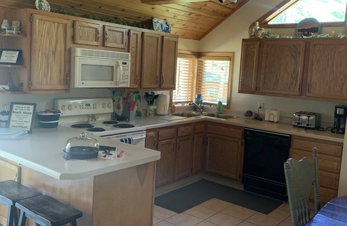 Crivitz Cottage | 3 bdrm 2 bath - Lake Access, Boat Dock, Kayaks, Paddle Boards, Canoe and more