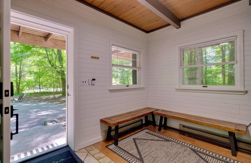 Bellaire Cabin | 3-bedroom 2-bath Sleeps 8, Home in Bellaire- Schuss Mountain