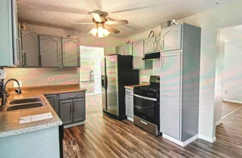 Matteson House | 3-bedroom house in lovely Matteson with cool AC breeze