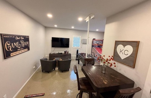 Waldron House | 3-bedroom House Perfect for Family & Group Stay Near Homefield & Legends