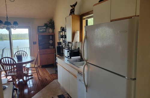 Millersburg Cottage | 3-bedroom lakefront cottage in Ocqueoc with AC
