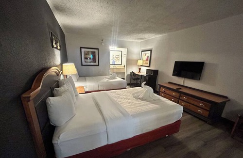 Mattoon Hotel | 3 Charming Getaway Rooms | Free Parking & Breakfast | Arcade & Parks Nearby