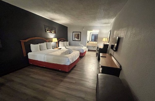 Mattoon Hotel | 3 Charming Getaway Rooms | Free Parking & Breakfast | Arcade & Parks Nearby