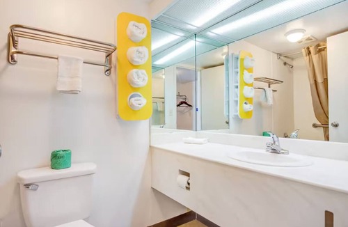 Muskegon Heights Hotel | 3 Convenient and Budget-Friendly Rooms | Muskegon County Airport - 4.4mi away