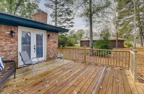 Pine Bluff House | 3 Mi to Saracen Landing! Family Getaway w/Deck