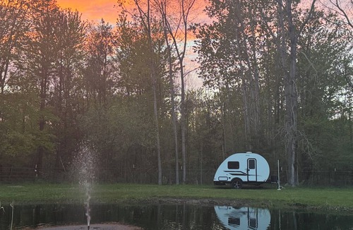 South Haven House | 3 miles from the Beach! 1/2 mile from Kayaking. Shower, AC, Hiking, hobby farm