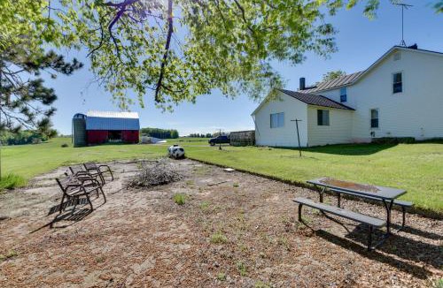 Central Lake House | 3 Miles to Torch Lake! Farmhouse w/Vineyard View