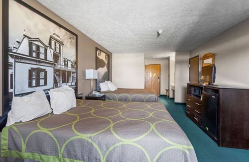 El Paso Hotel | 3 Units | El Paso Adventure Hub Near Peoria & Bloomington | Free Parking