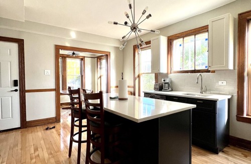 Little Village Apartment | 31+Day Stay. 15min dr to Med District& W/S Loop. One Direct Bus to Union Station