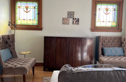 Little Village Apartment | 31+Day Stay. 15min dr to Med District& W/S Loop. One Direct Bus to Union Station