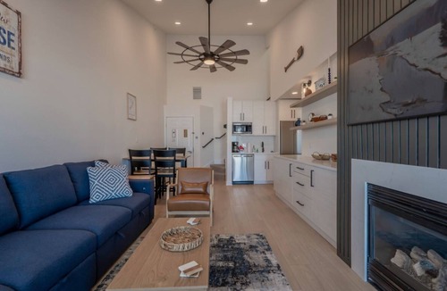 Delavan Lake Condo | 317- 2 Bedroom/2 Story Lake View Condo