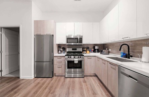 Near South Side House | 3BR · Steps from McCormick · Balcony & Gym