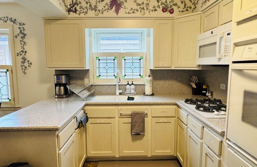 Ducktown Apartment | 3BR Vintage Apt Patio Walk to McKinley Park