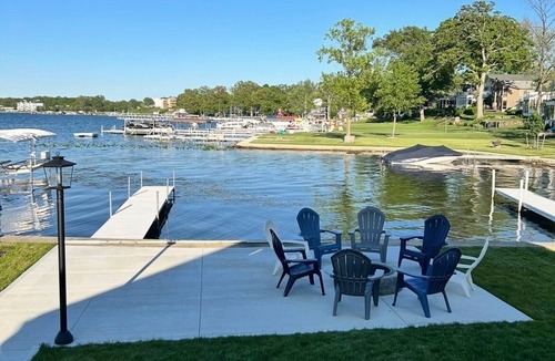 Syracuse House | 4-bedroom house on Lake Wawasee with a stunning, screened in porch!