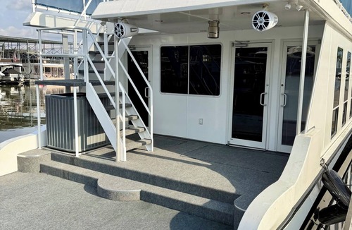 Kuttawa Boat Rental | 4-bedroom houseboat in historic Old Kuttawa, KY