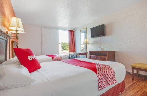 Muskegon Heights Hotel | 4 Clean, Homey Rooms Near Michigan’s Adventure and Dog-Friendly Areas