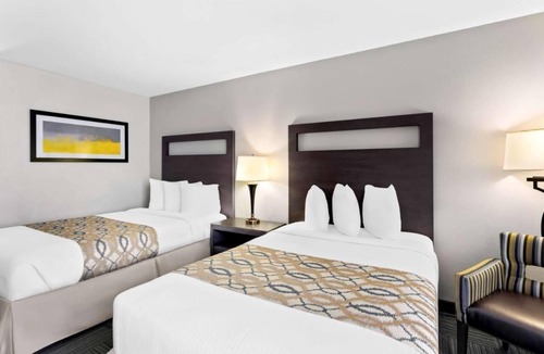 Naperville Hotel | 4 Relaxing Units Near Downtown Naperville - Free Breakfast and Parking!