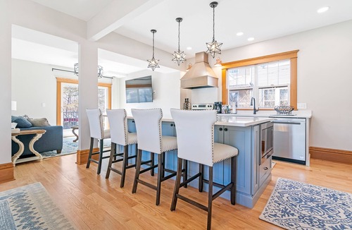 Cedar Falls House | 4BR Closest to UNI/Blackstone Grill/Deck Seats 13/Sleeps 13