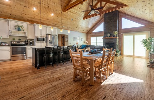 Makanda Cabin | 4BR Log Cabin · Fireplace, Bar & Game Room