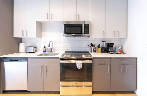 River North House | 4BR Modern Urban Escape, Walk to Zoo, Lakefront & Red Line