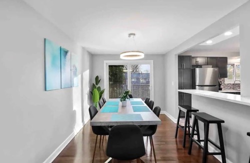 Forestview House | 4BR Near Woodfield Mall & Metra | LCP Collection