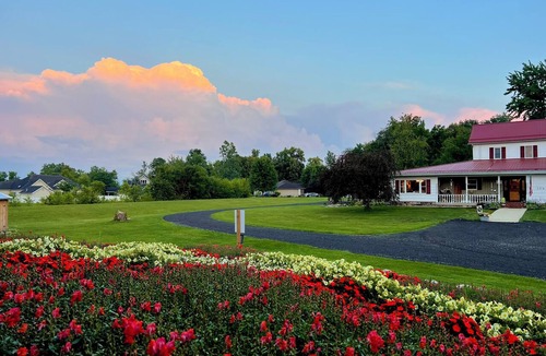 Nappanee House | 5-bedroom FarmHouse with WiFi, Large Gathering Room, Dining kitchen in Nappanee