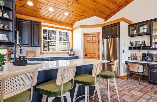 The Galena Territory Cabin | 5 Ensuites Wooded Escape w/Fire Table Hot Tub Games Sauna Luxe Amenities