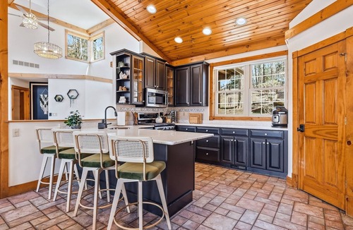 The Galena Territory Cabin | 5 Ensuites Wooded Escape w/Fire Table Hot Tub Games Sauna Luxe Amenities