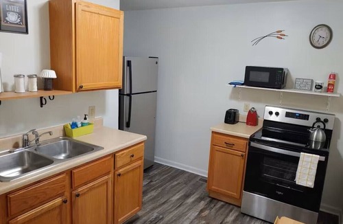 Dry Ridge Apartment | 5 Minute Drive to The Ark. Sleeps 6, located in Old Part of Town. Dry Ridge