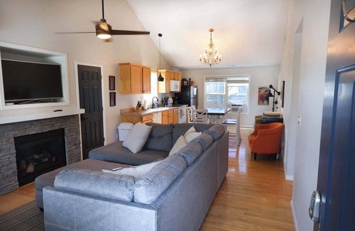Taylorsville House | #56 Southern Lights - Family Lakefront Retreat with Hot Tub and Resort Pool