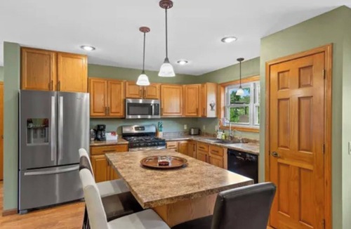 Rome House | 5BR getaway/sleeps 15/close to Sand Valley golf/Fishing/game room/grill/fire pit