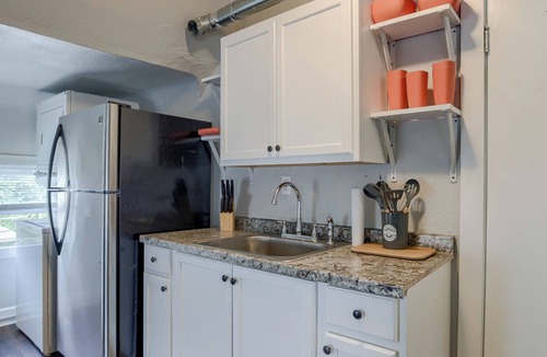 Hanover Place Apartment | 5minsTo KU Med Free Wi-Fi Pet Friendly W&D