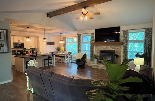 Oshkosh House | 6 mile to EAA - 5min from Lifest! 3 bed homewith Hot Tub and work out room!