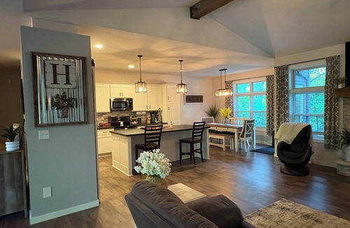Oshkosh House | 6 mile to EAA - 5min from Lifest! 3 bed homewith Hot Tub and work out room!
