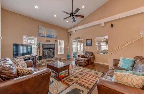Pepin Apartment | 6BR Group Stay Near Lake Pepin w 2 Kitchens - Driftwood Condos