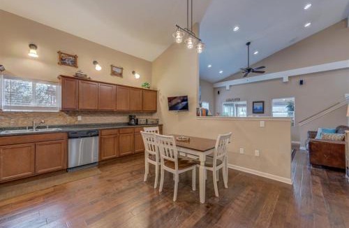 Pepin Apartment | 6BR Group Stay Near Lake Pepin w 2 Kitchens - Driftwood Condos