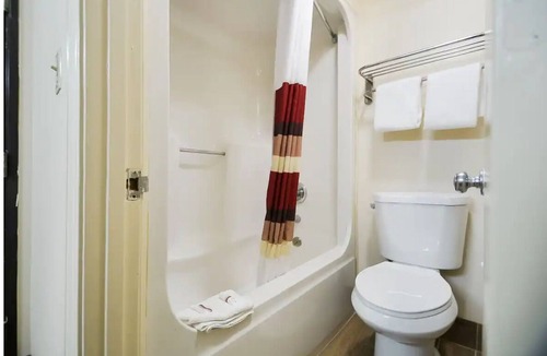 Paducah Hotel | A Place You’ll Love Coming Back To! 2 Units, Pets Are Welcome, Free Parking!