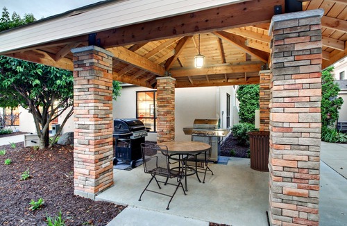 Madison Apartment | Accessible 1BR Suite w/Tub | Hot Breakfast + Pool