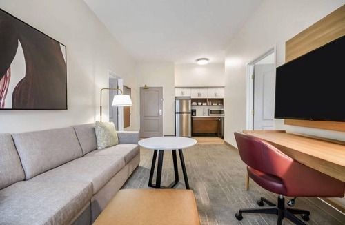 Maumee Apartment | Accessible 2BR Suite | Roll Shower & Hot Breakfast
