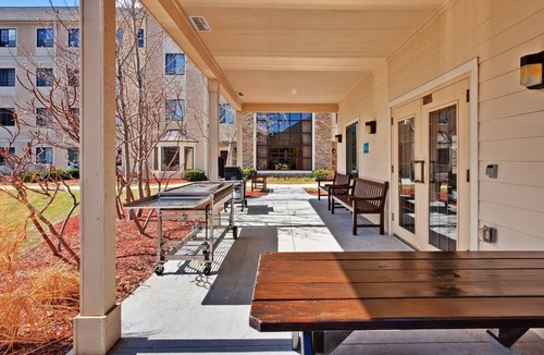Glenview Apartment | Accessible Suite | Kitchen, Free Breakfast & Pool